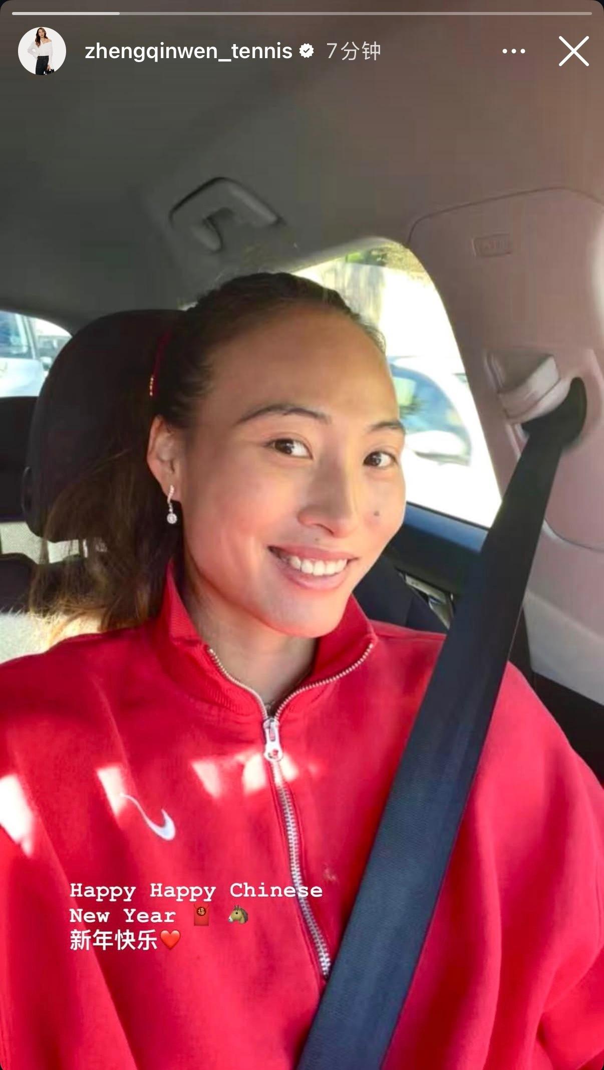 因病退出迪拜1000赛的郑钦文，目前已经回到西班牙。从她更新的社媒知道，她已经