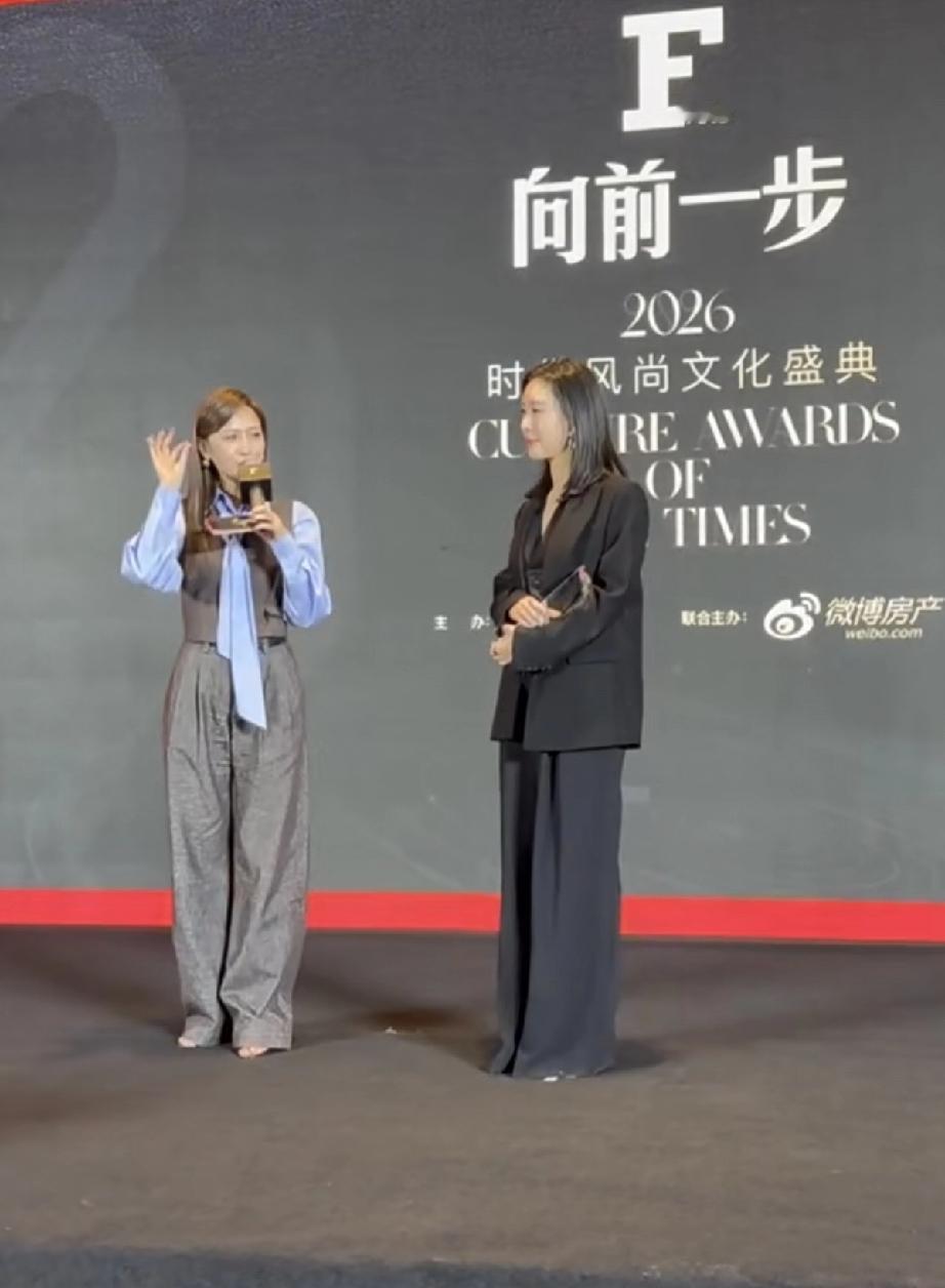 别再扯什么贵族礼仪了，真正的体态骗不了人。45岁的田朴珺和76岁的王石站在一起