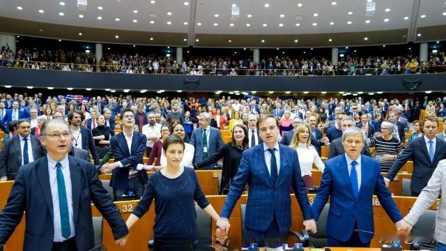 欧洲议会真让人大开眼界，拿着1.3万欧元月薪，配着助理、花着纳税人的钱，不干民生