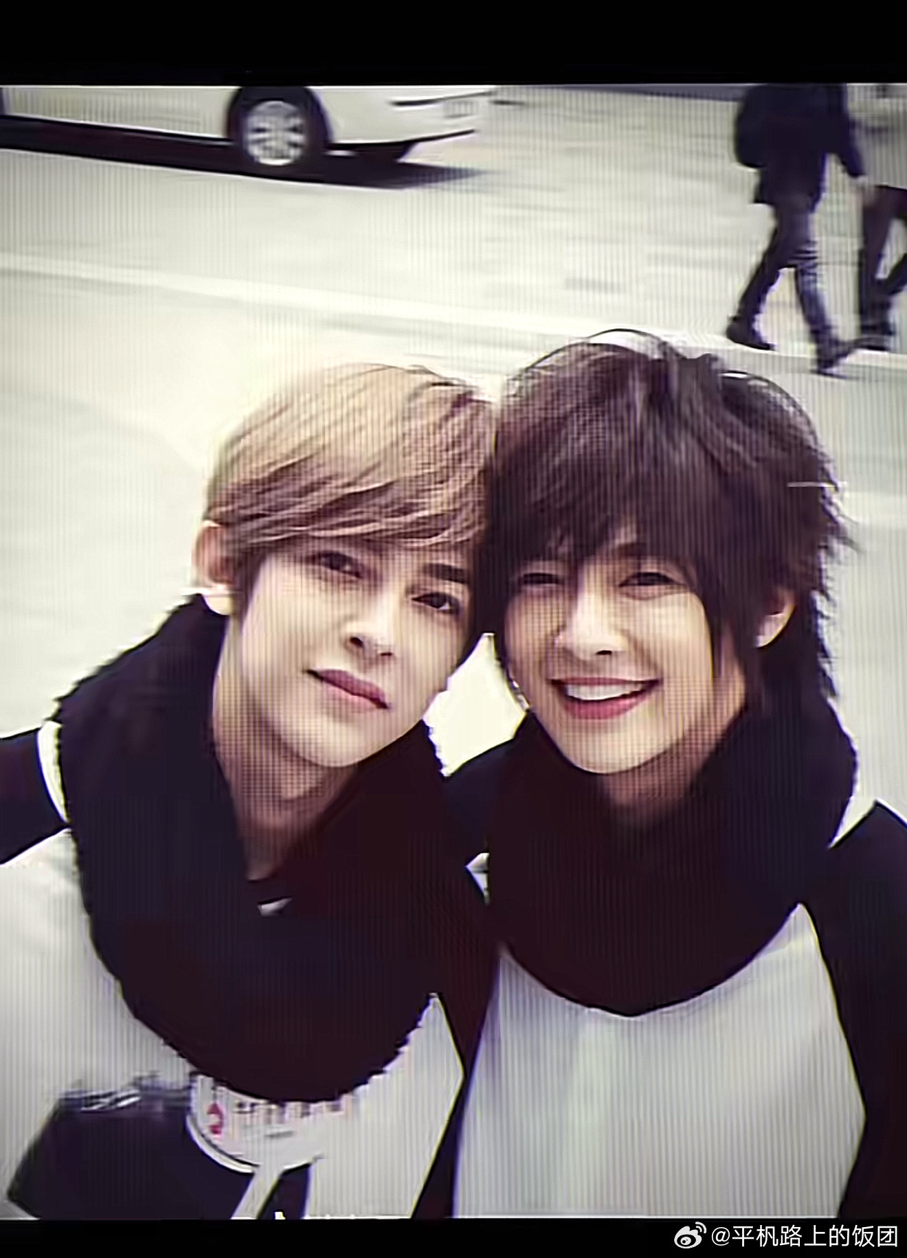 汪东城和炎亚纶早期暧昧图有，两个人从“牵手到依偎以及互相喂食物还有穿情侣装”各种