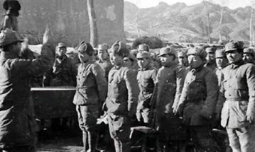 1942年，70多名八路军在寺庙入睡。一名战士半夜小便，忽然瞪大眼睛，高喊：“鬼