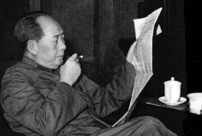 1969年的一次会议上，毛主席看了正在抽雪茄的李先念很久后，说道：先念啊，你抽这