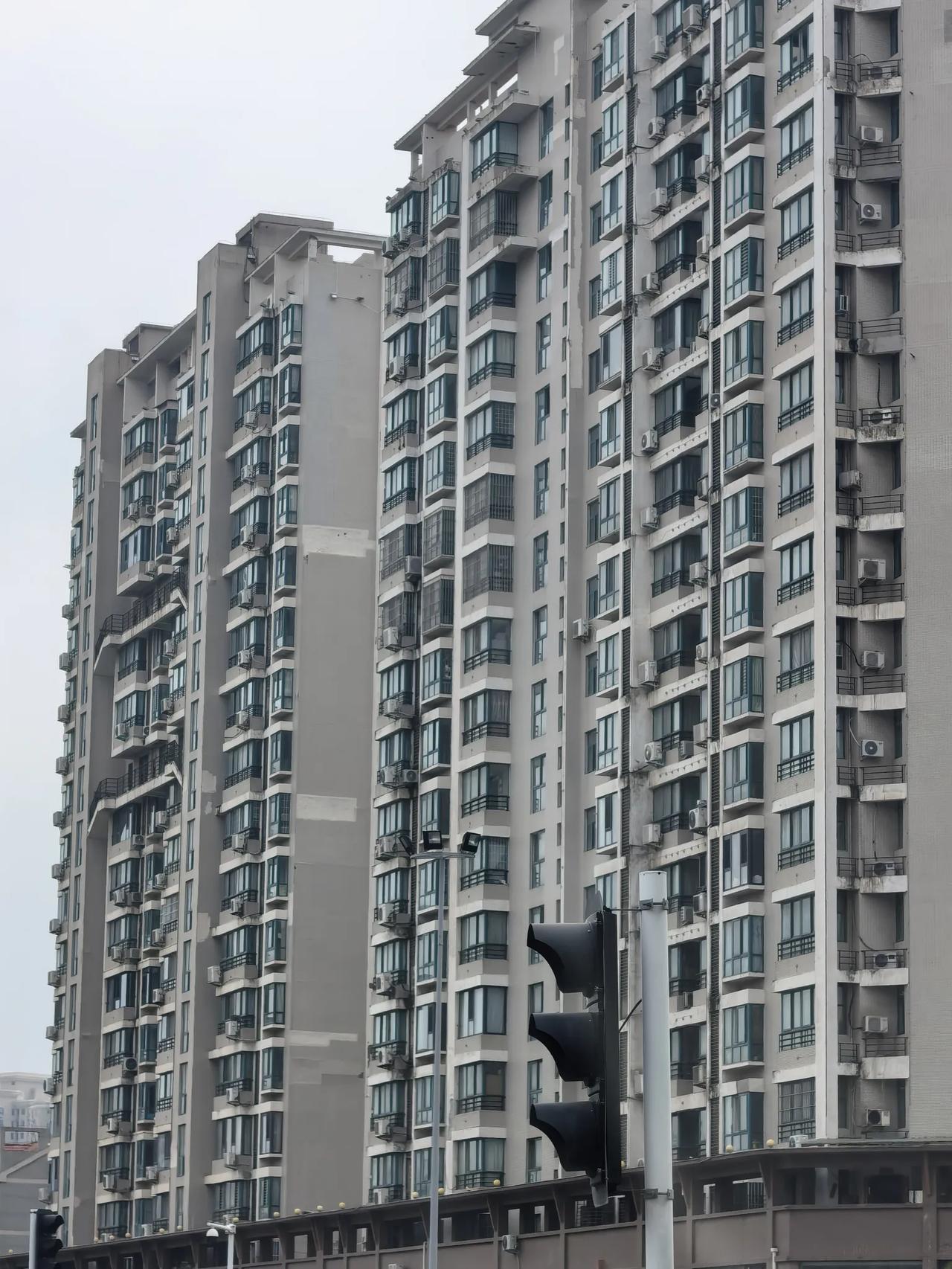 去焦作办事，看到焦作市的高层住宅设计有外墙楼梯，连接两个单元，这是紧急疏散应急楼