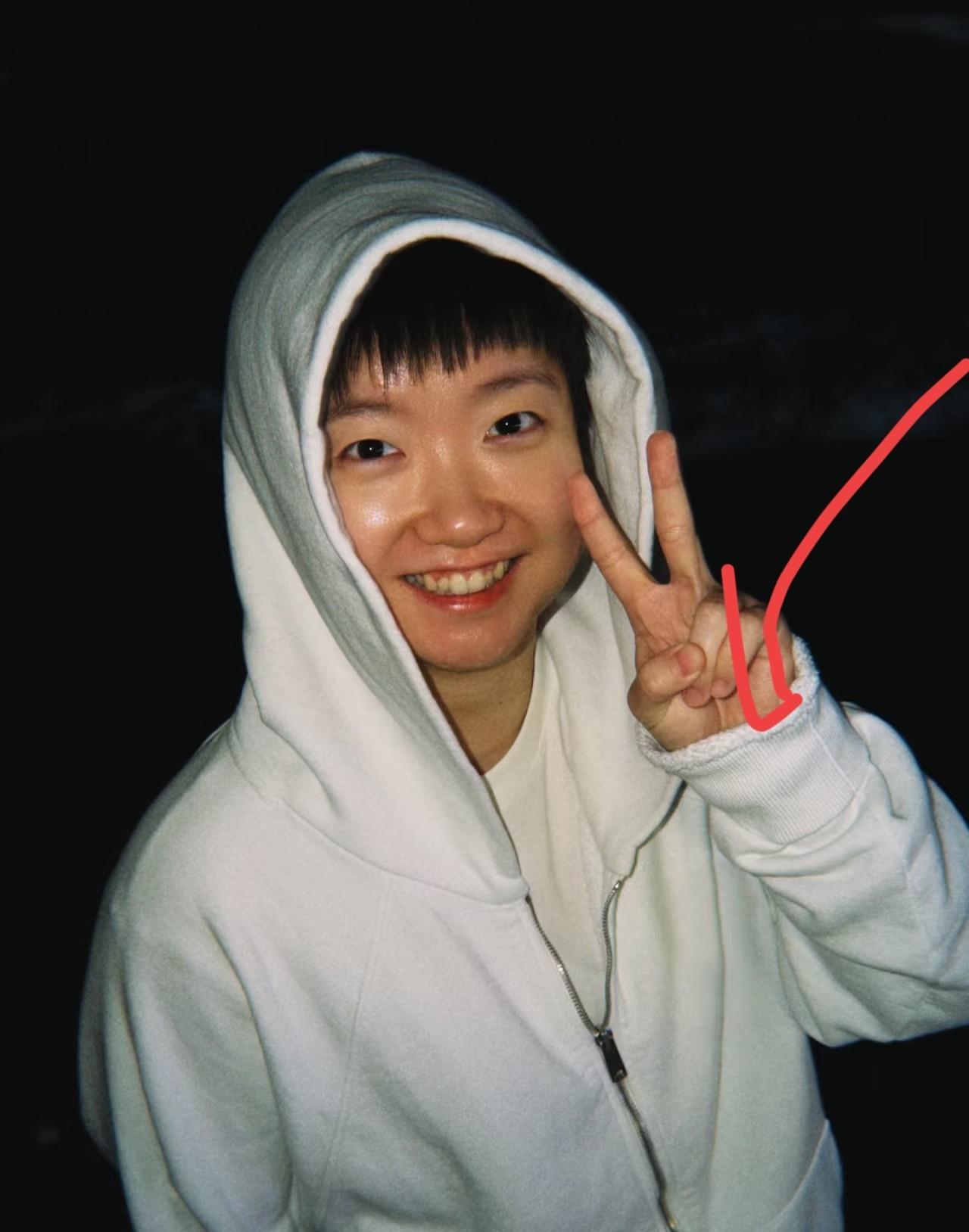 都在说莎莎这件衣服穿的别人的，反复看了几遍，应该不是，虽然袖子是长了很