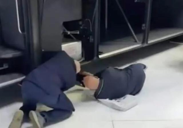 上海车展的“怪象”:消失的美女车模,钻车底的老外,不见的韩车