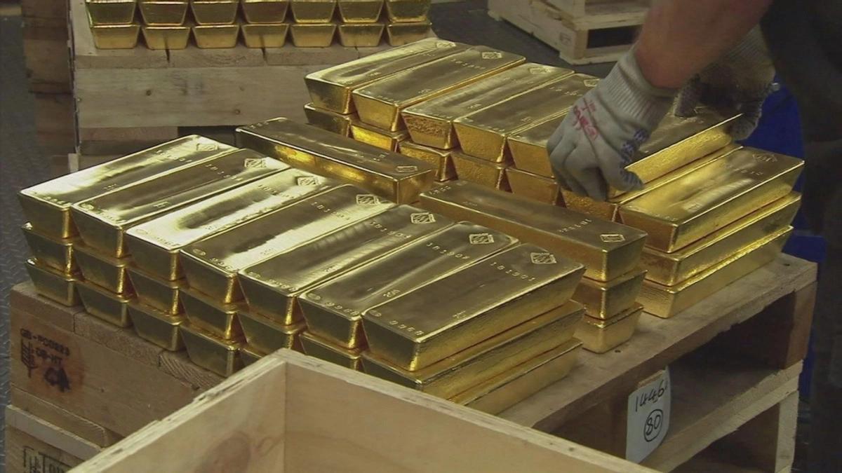 法国央行最近做了一件听起来很"技术性"的事——把存在纽约的最后129吨旧金条，在