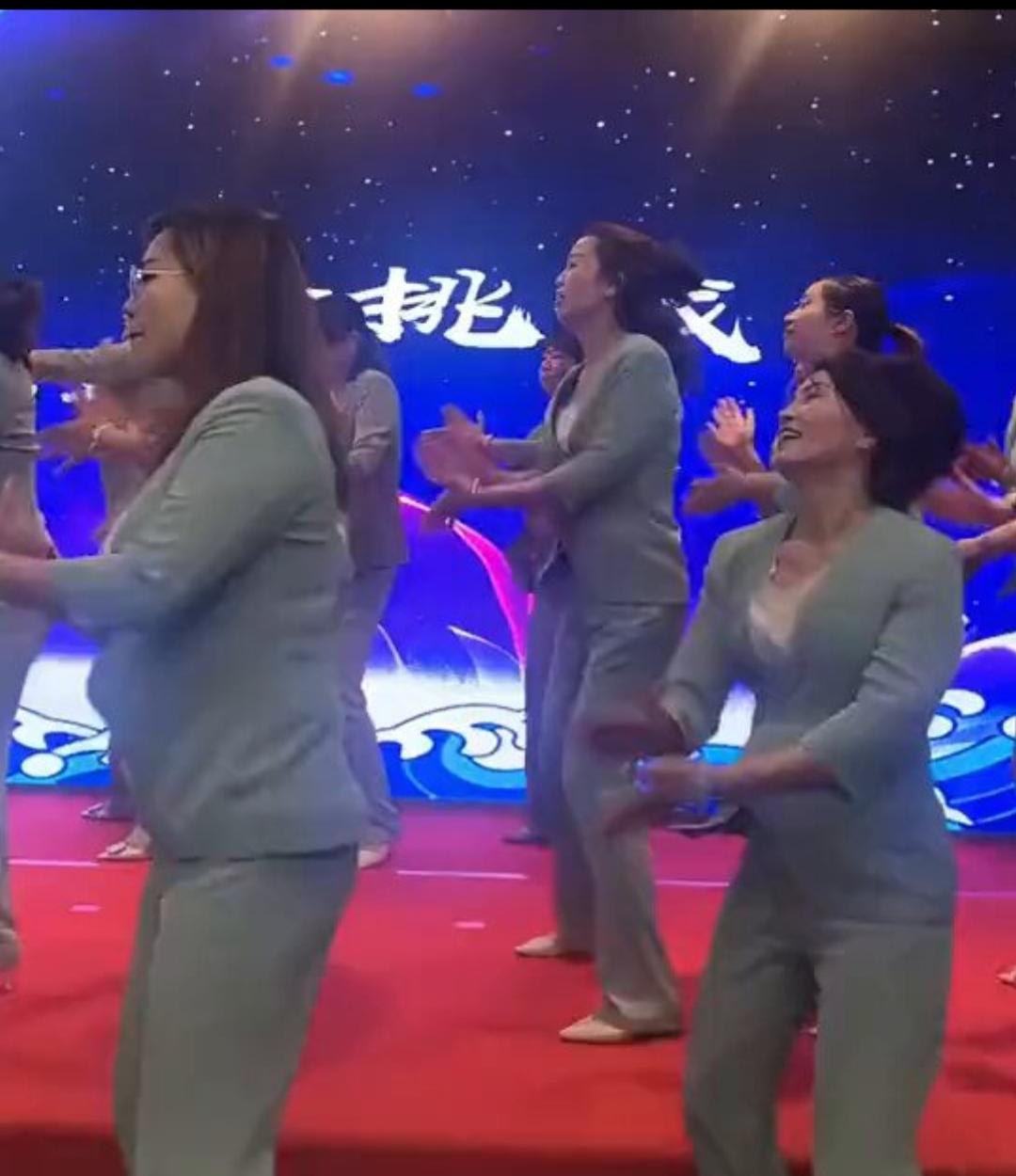“短发离异小西装，经济自由干微商，张口闭口几个亿，一点火锅豆腐汤。”这句顺