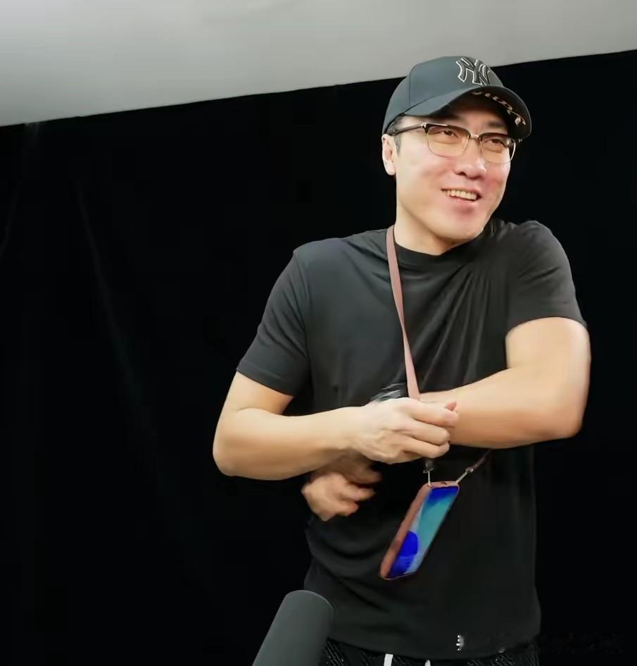苹果手机这400多块钱的挂绳，被罗永浩和王自如狠狠的吐槽了。罗永浩说跟抢钱没什