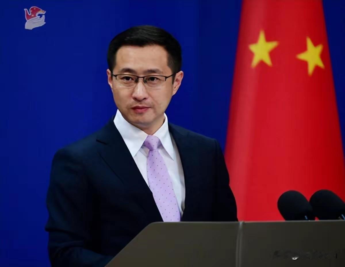 1. 解放军集结百艘舰艇美日澳表示担忧：外媒称解放军在东海南海集结超百艘舰艇（