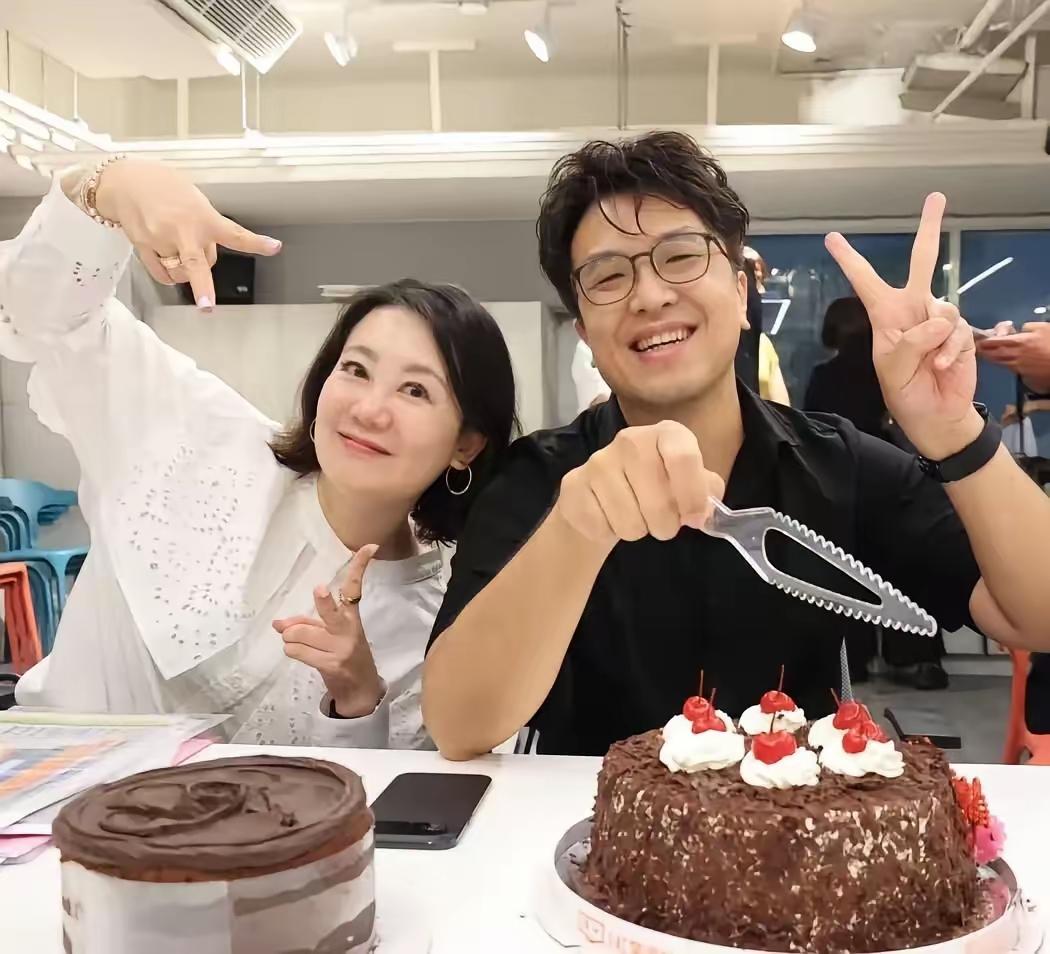 台北市长参选人沈伯洋45岁，竞选总干事吴思瑶53岁。吴思瑶至今单身，沈伯洋却早有