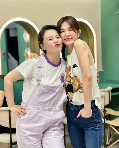 龚琳娜说，“妈妈很少听她唱歌，她一直不敢问妈妈为什么？”所以，她一直和母亲关系不