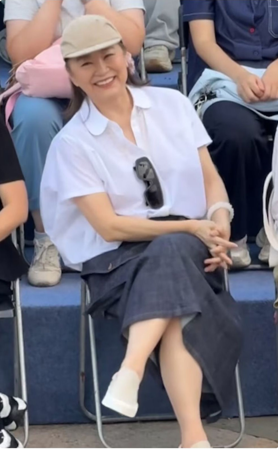 71岁林青霞又给“内娱”女明星上了一课！坦然接受白发和皱纹