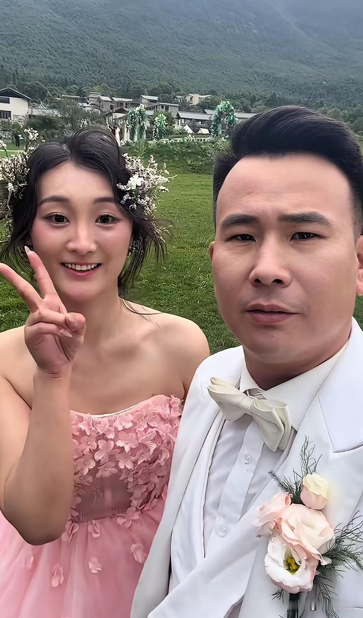 大衣哥前儿媳晒婚纱照，疑似好事将近。大衣哥儿子朱小伟结婚时只有19岁，还没有到