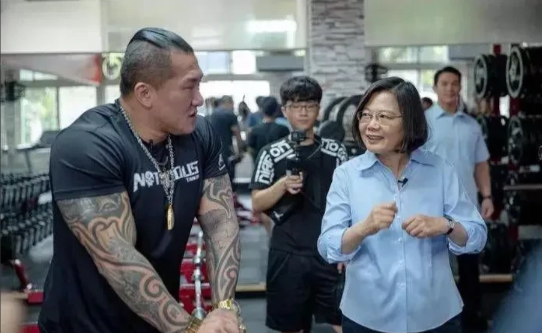《台湾网红馆长陈之汉大陆行》这位46岁的台湾前海军陆战队中士，以
