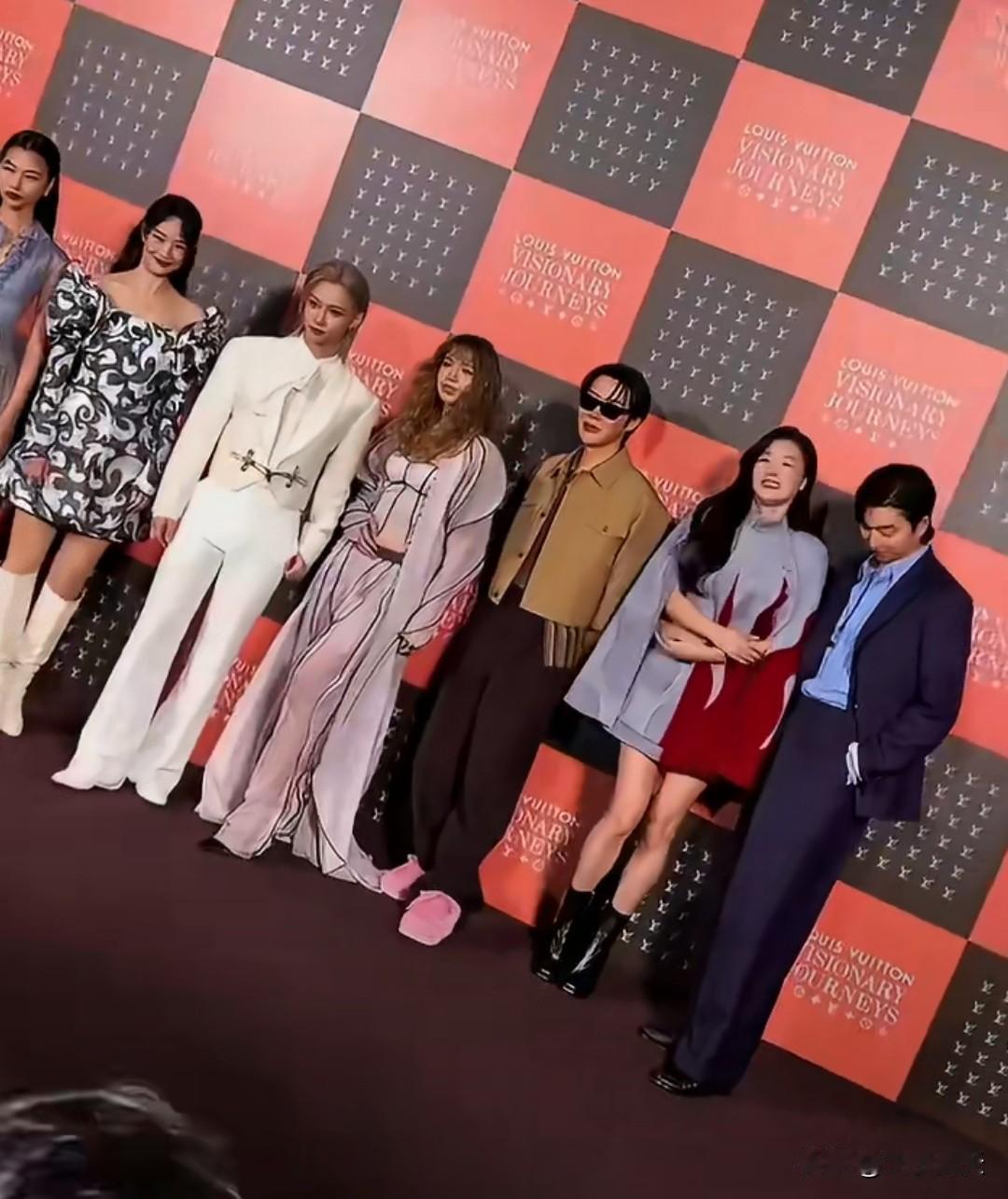 品牌活动C位要站title最高的。孔刘，全智贤都在边上了，说明时代已经过去了……