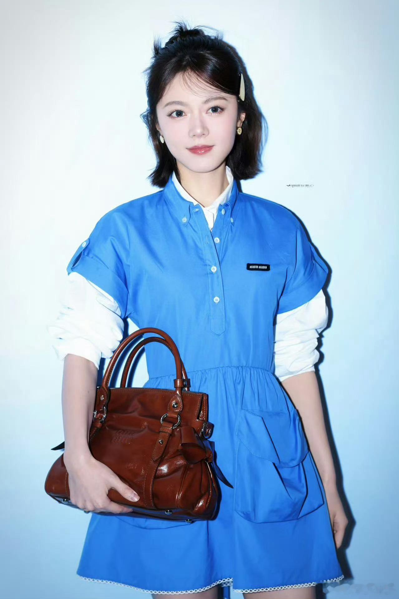 赵今麦好乖的洋娃娃赵今麦蓝色学院风连衣裙赵今麦这身蓝色学院风连衣裙太乖了！像从