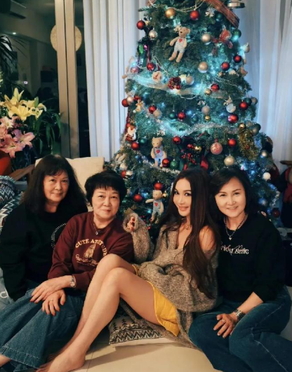 温碧霞永远拍侧脸，我能接受。温碧霞用头发遮脸，我也能接受。但唯一接受不了