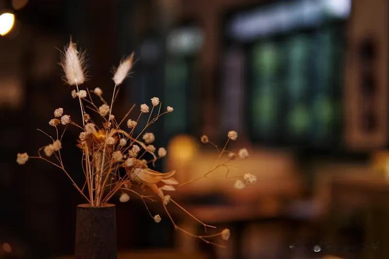 写一封情书给你，字字爱你，句句想你。思念这玩意儿，真的太上头。昨晚脚砸床沿，那