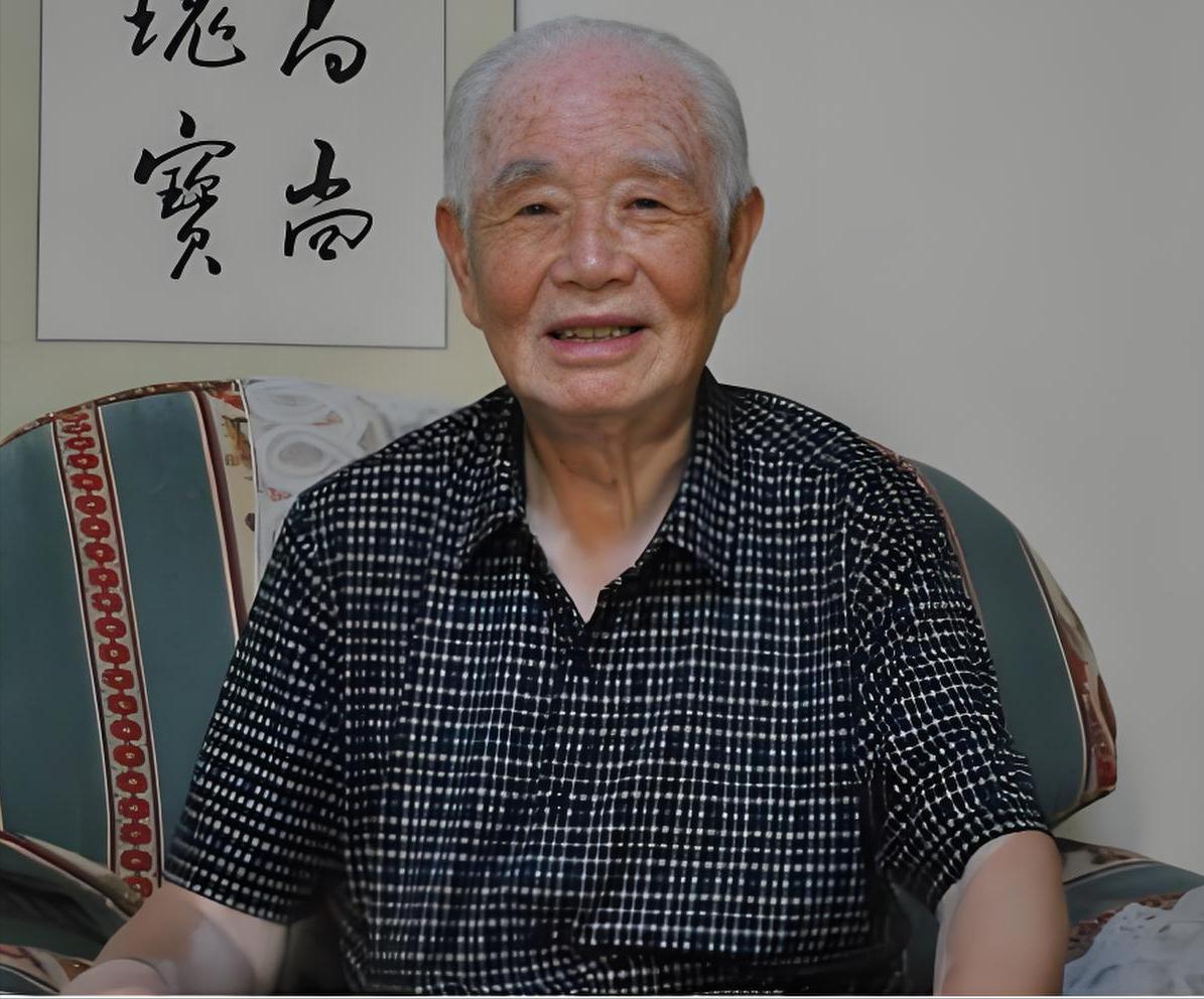 1945年，阎锡山密令把侍从秘书拉去活埋，负责行刑的师长看着挖好的墓坑，烟抽了一