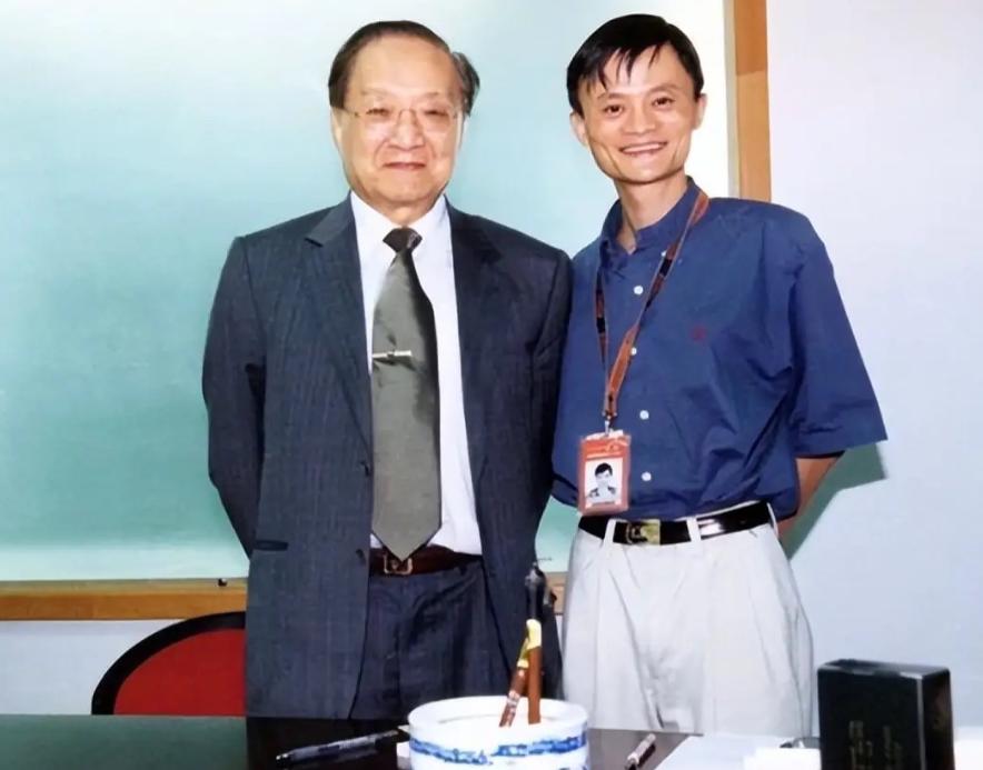 2000年，马云第一次见到金庸，特别兴奋，想让金庸给他签个名，金庸却连连摆手：“