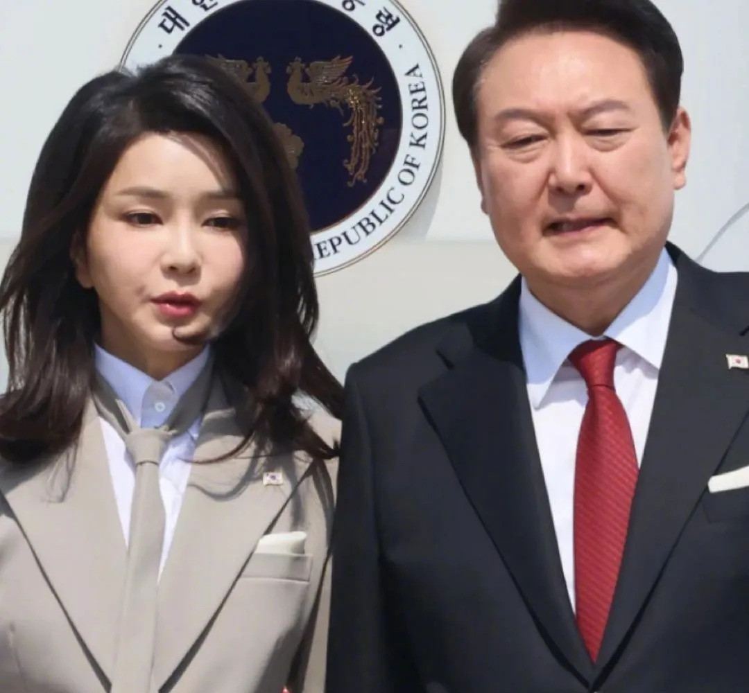 尹锡悦天天照顾老婆，她图啥？韩国总统尹锡悦现在天天往医院