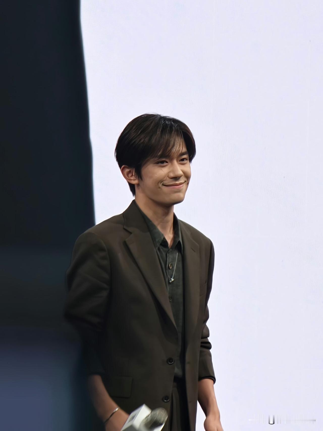 12月24日，前段时间易烊千玺声称因身体原因终止原定进组计划，今天有人说电影圈刚