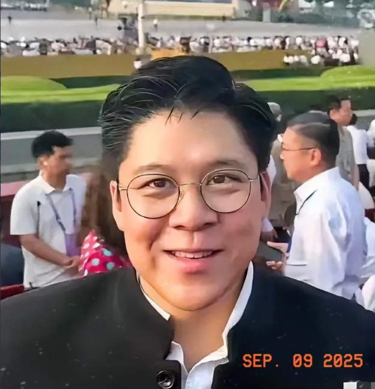 郭晶晶现在估计后槽牙都要咬碎了。她怎么也不会想到，全家出席阅兵观礼唯独缺