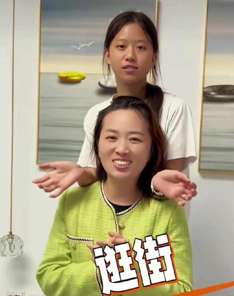 跟着有钱的娘，有吃有喝有玩。小娜带着俩孩子过的真舒心。国庆假期，小娜把俩孩子接