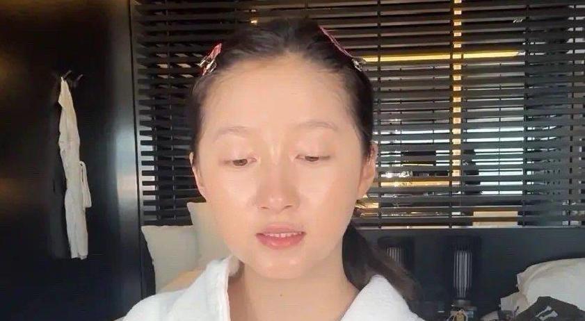 关晓彤素颜照一出，热搜直接炸。机场抓拍里她戴黑框、穿卫衣，脸干净得跟剥壳鸡蛋似