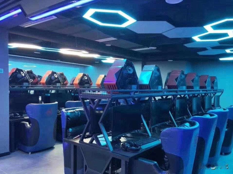 从倒闭潮到一座难求网吧凭何逆势复活曾经满是转让告示的网吧，如今成了年轻人