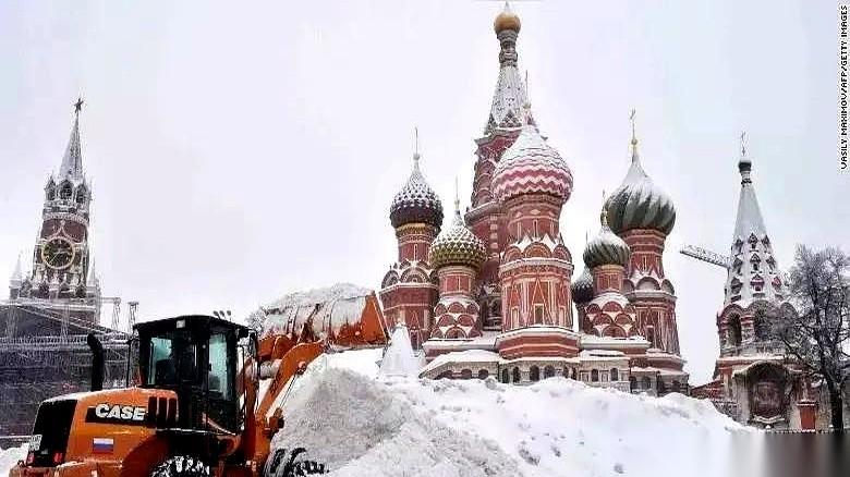 我今天三观真的被刷新了。一个哥们，直接从五楼阳台，duang一下就跳下去了。