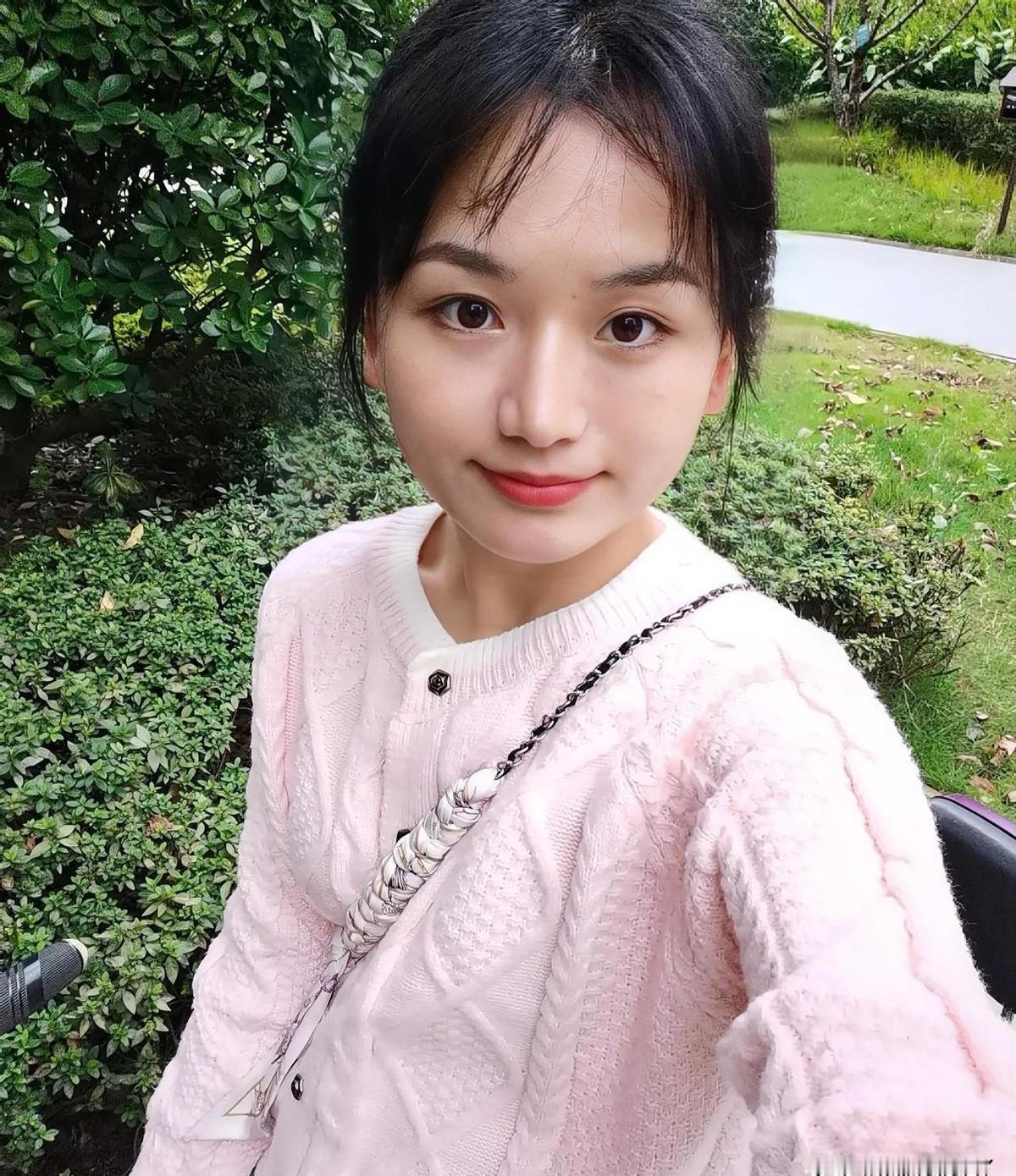 峨眉山成了年轻人新的“精神家园”。网上吹得神乎其神，说一个月几百块就能过上神仙