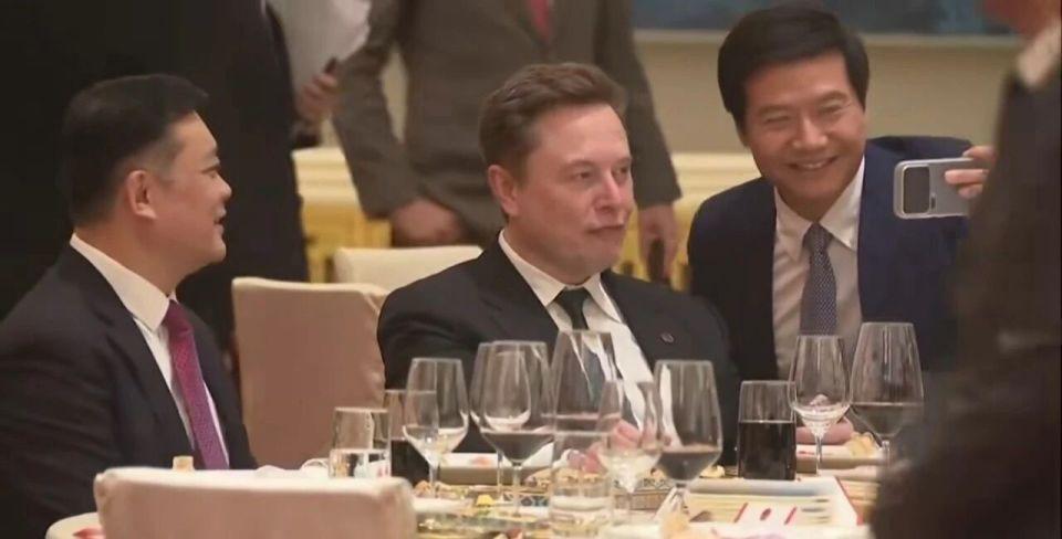 马斯克转发了雷军和他的合影，只用了一个同款黄脸表情，好友配的原文是:Elon
