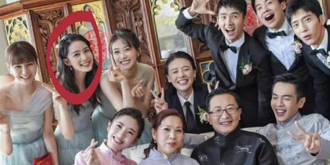 李沁竟然是唐艺昕、张若昀的伴娘，第一次听说女生给荧屏男友当伴郎的，这该死的缘分
