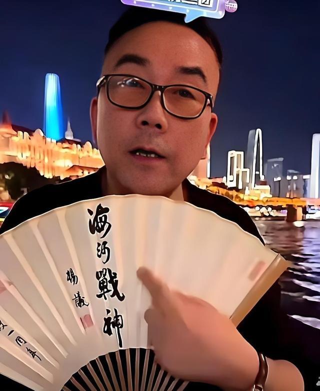 杨议近年来不说相声，是因为杨议找到了一条致富之路，就是各种直播话题，也做美食，也