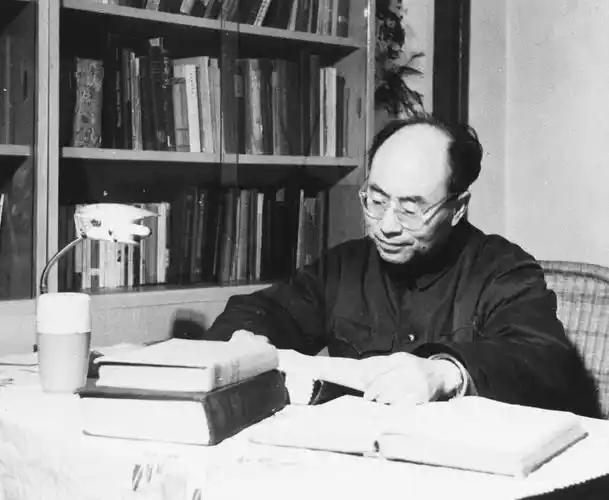 1962年秋天，北京一处家属院里，一个男人推开了久别的家门。他头发花白，脸色黝黑