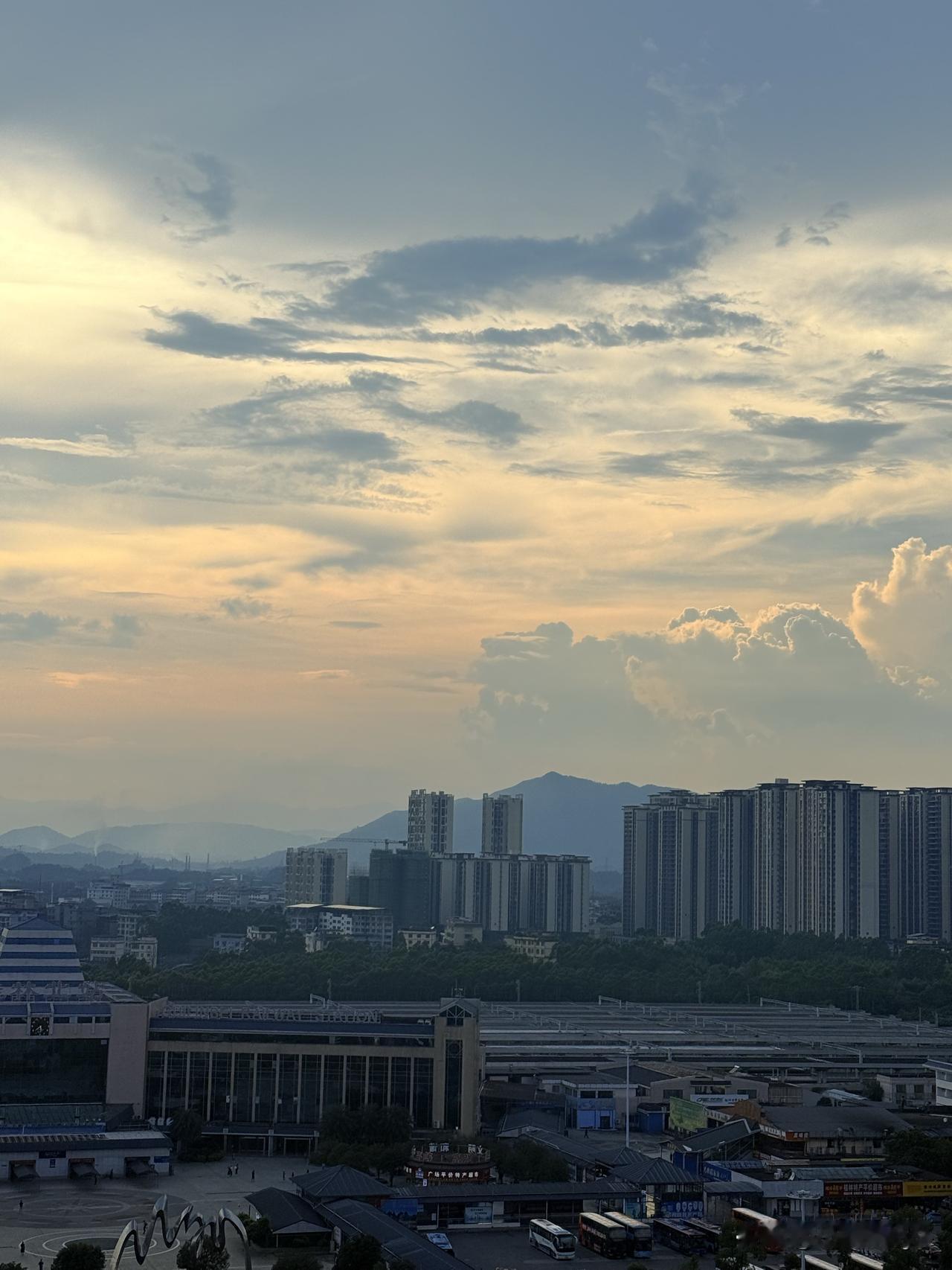我这两天突然悟到女性在职场真挺不容易的…起因是我离职不干了，休产假的同事回来接