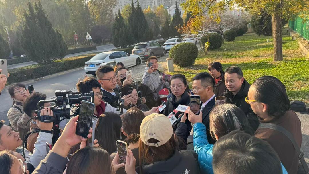 一是凶手之前说对方9人持械上门，说人命不如狗命，就是要打死她们一家人；现在死者家