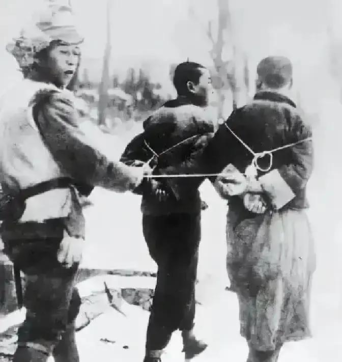 1942年，13名抗联战士被押赴刑场，鬼子举枪前，一名战士扑通跪下："太君！