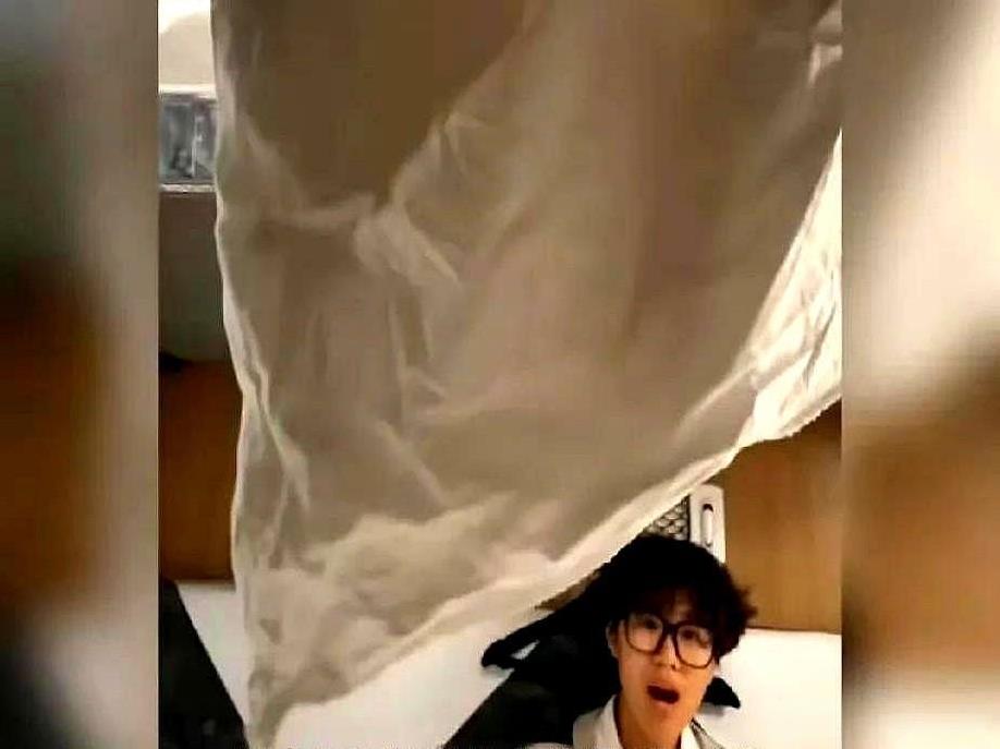 女子带着妹妹坐卧铺出行，偶遇奇葩事件，上铺的一男一女，居然把火车的卧铺当成了宾馆