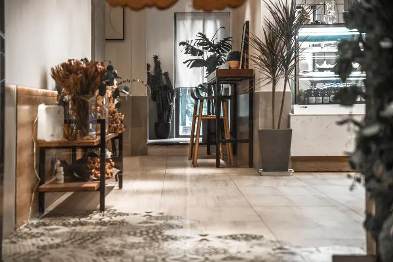 这事儿真够离谱的！有餐饮店被曝员工清扫后要舔地板，这操作简直让人惊掉下巴。该餐饮