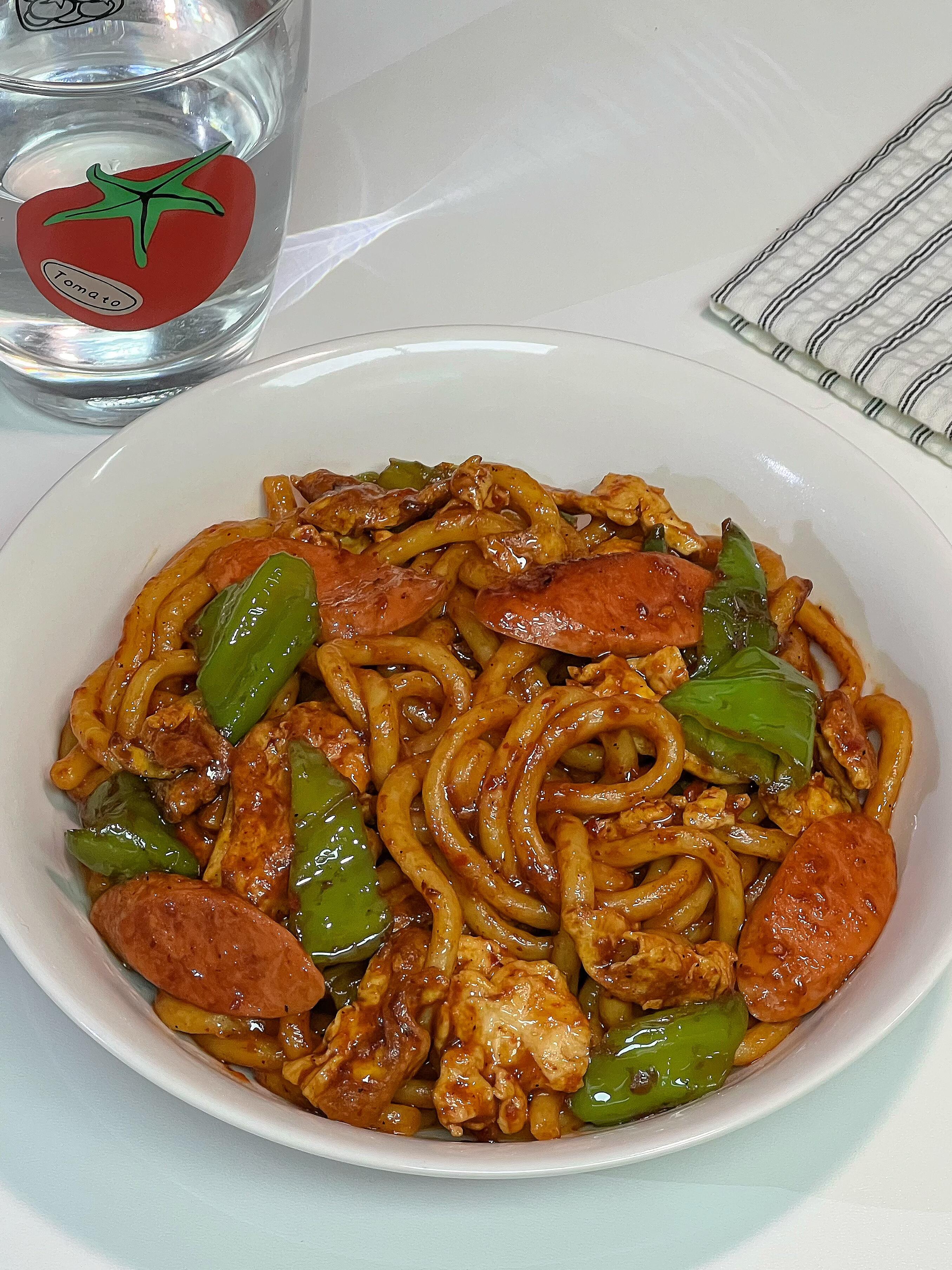 谁懂啊家人们！在家随手做的炒乌冬，居然比外面小吃摊的还香Q弹到能弹牙的乌冬面