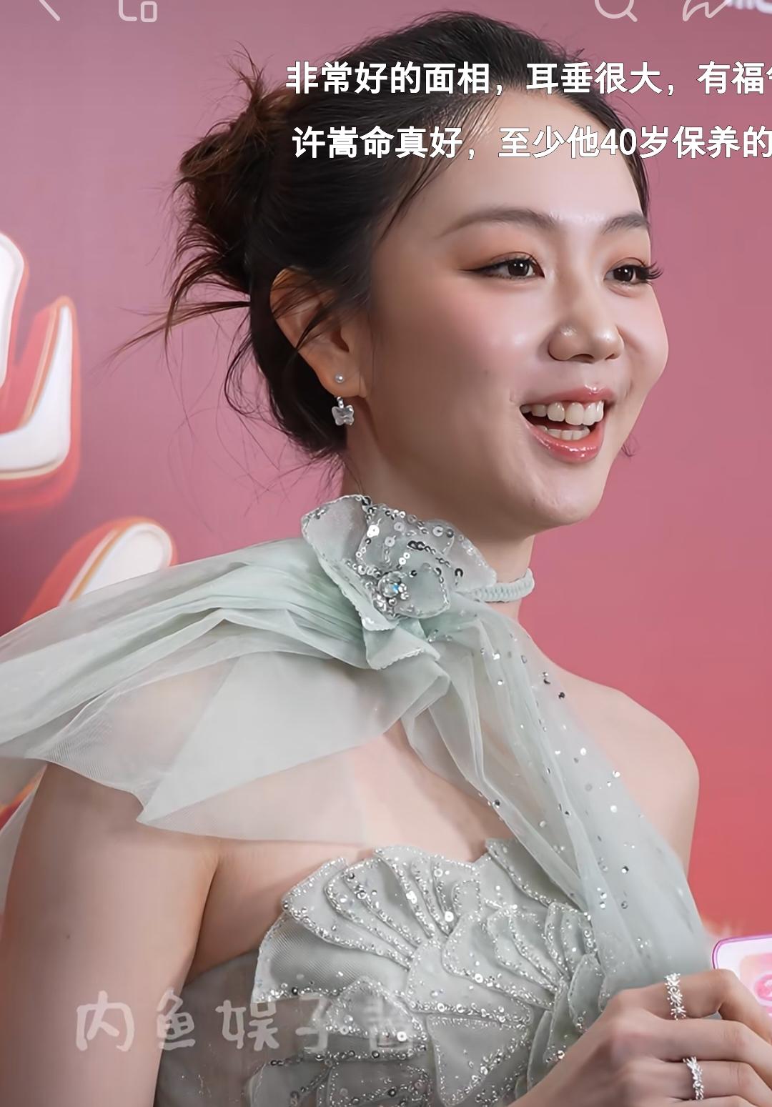 许嵩的老婆长得不算是很标准的大美女！但是她业务能力非常强，挺般配的！看面相也