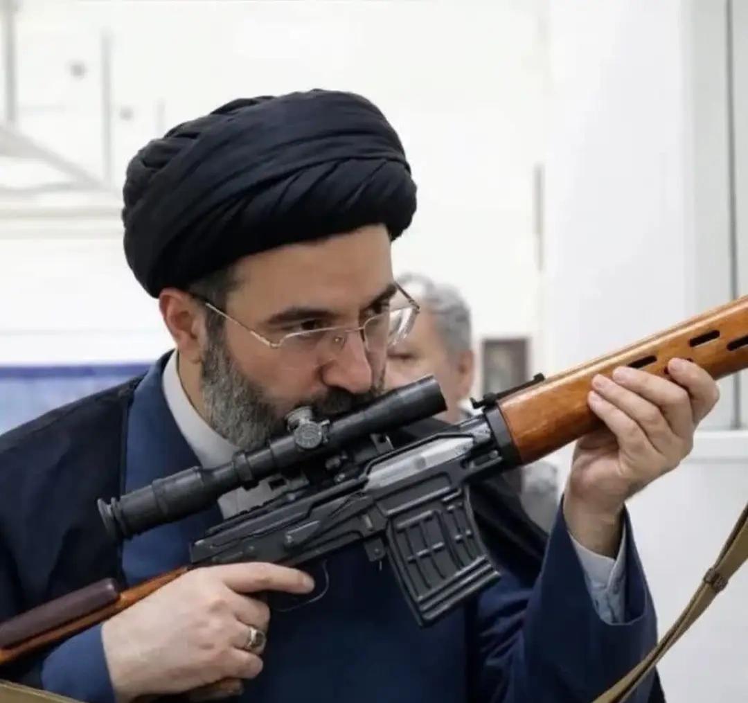 美以打了一个星期的伊朗，发现并没有改变伊朗什么，还把老内伊换成了小内伊，加速了伊