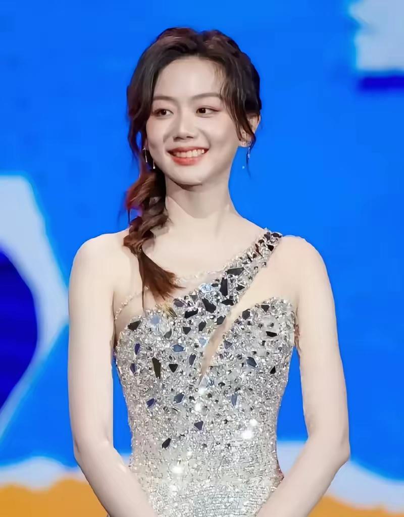 特意去查了一下许嵩女朋友冯禧，​不查不知道，一查真的大吃一惊，​原来冯禧才是