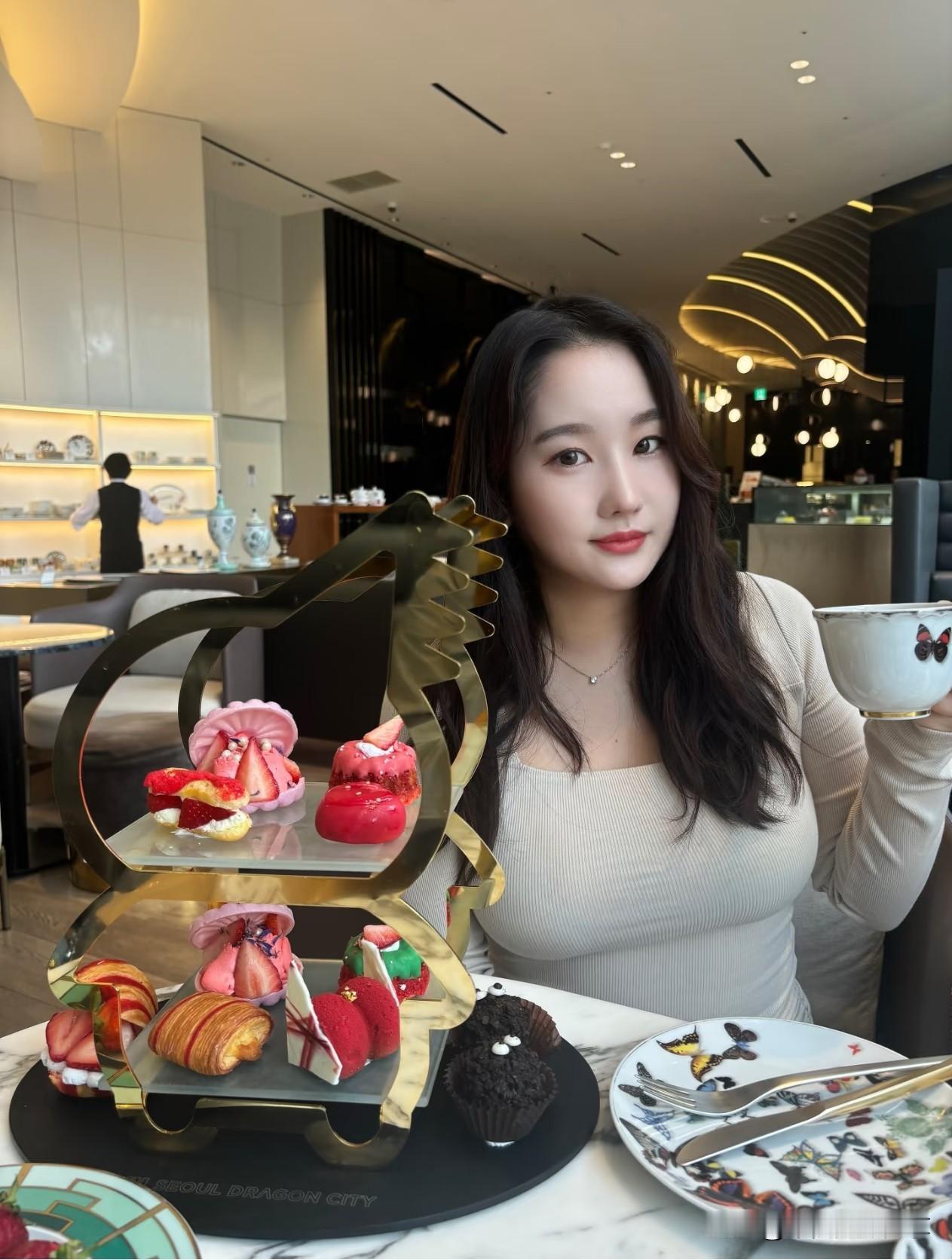 甜品好甜啊！每次吃甜品，就像掉进了糖罐里。就说那提拉米苏，细腻的奶油和香甜的可可