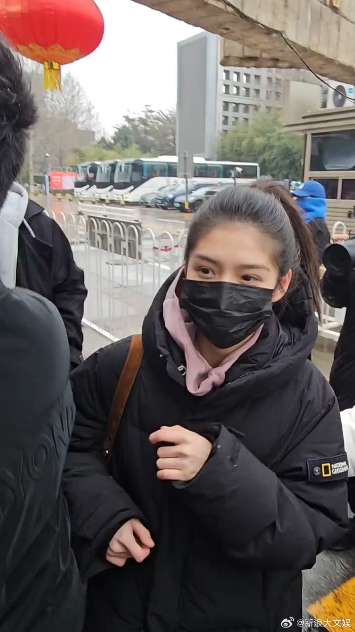 艾米现身北电校考艾米现身北电复试艾米现身北电校考，期待妹妹收获好成绩呀~