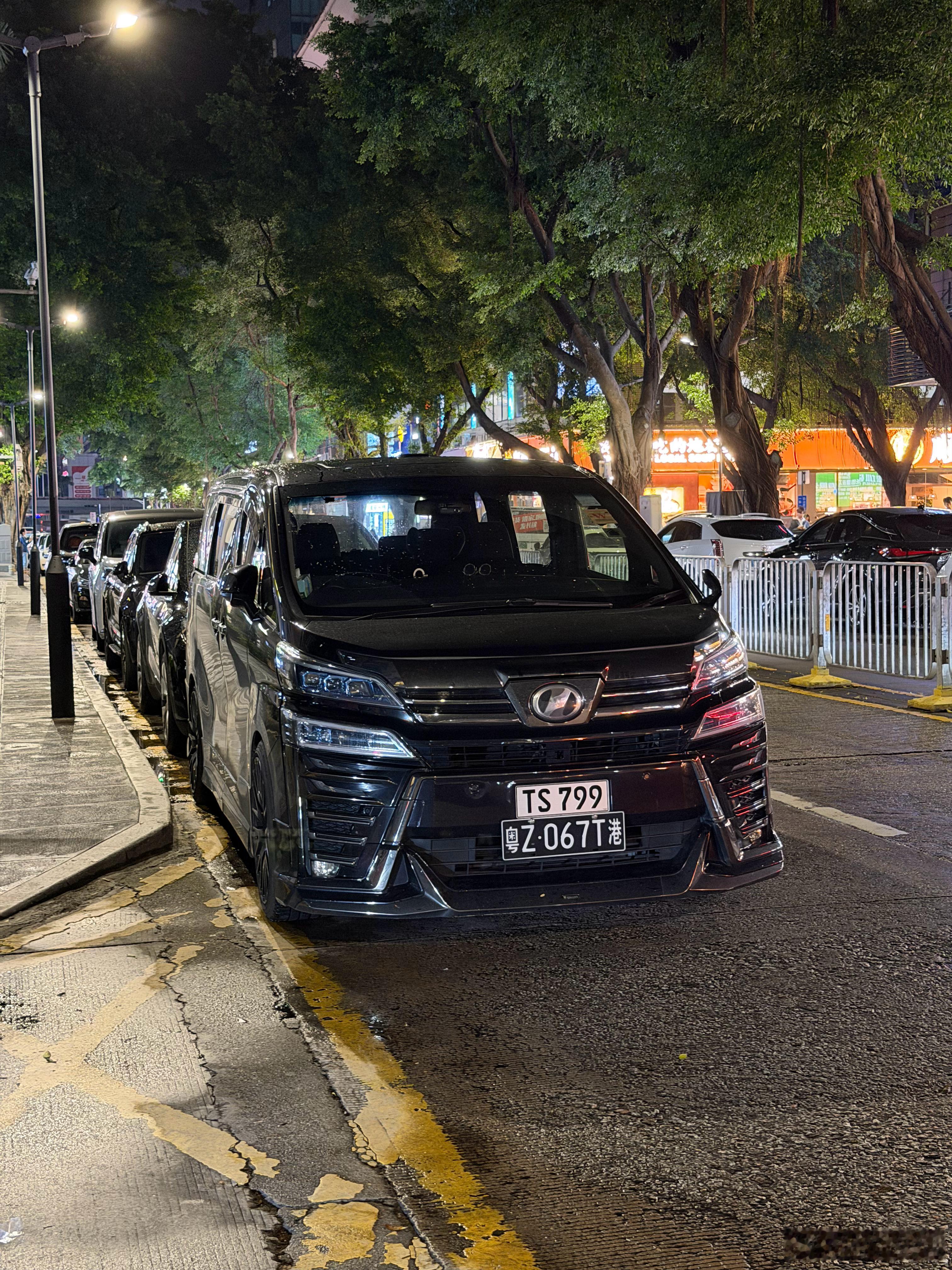 深圳这十年肉眼可见越来越多的香港两地牌照车停在各种餐馆娱乐门口毕竟内地消费相对于