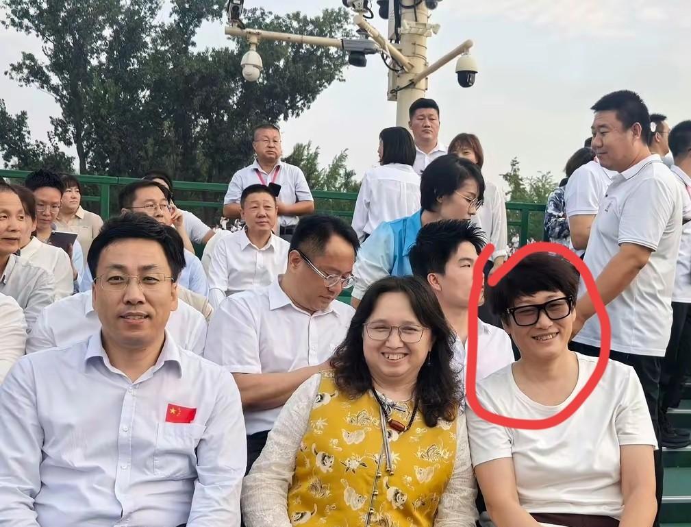 董宇辉看阅兵前面坐的这个男生是谁啊？怎么这么面熟啊[笑着哭][笑着哭][笑着哭]