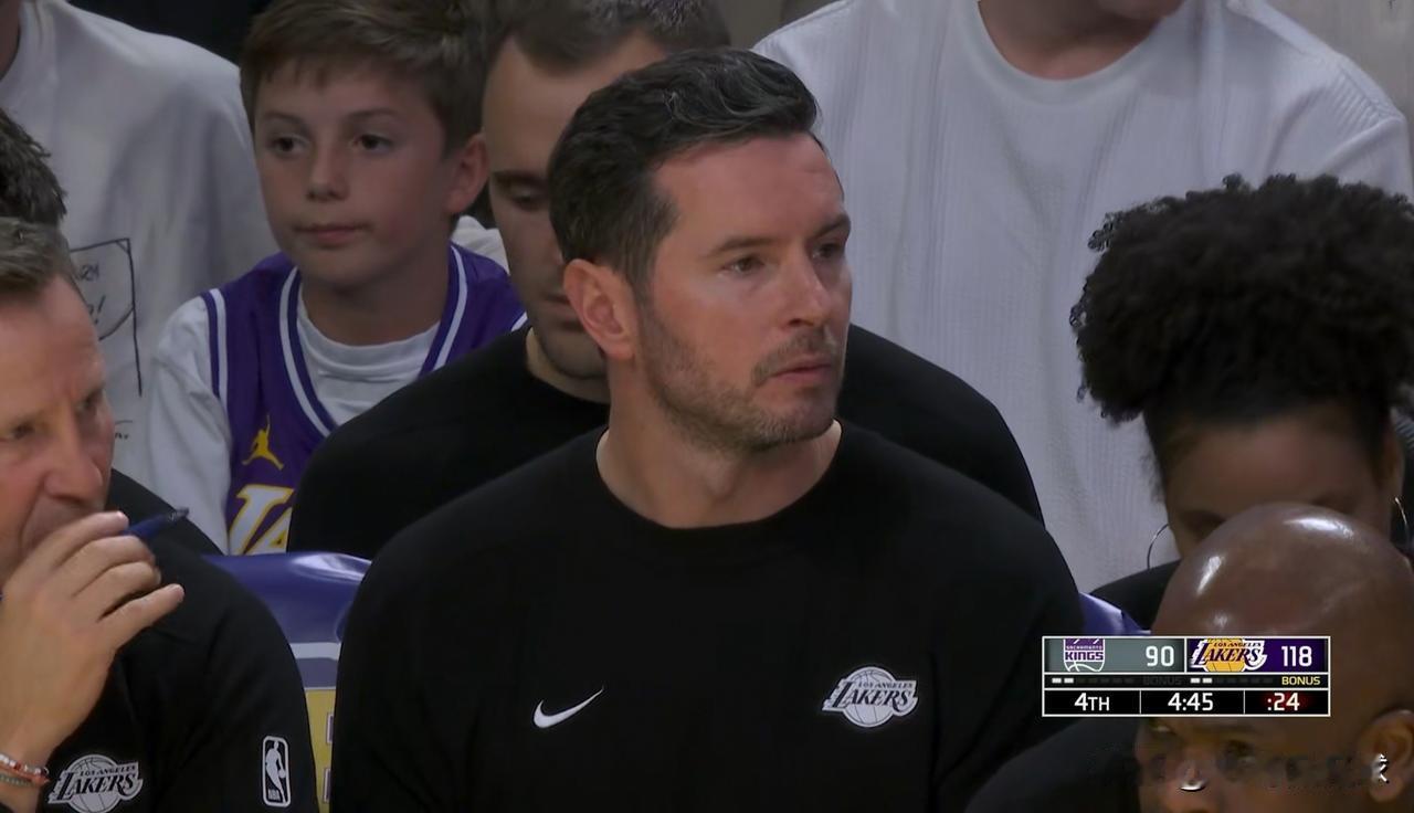 湖人主帅雷迪克终于不生气了！在今天湖人主场以125：101轻取国王的赛后采访中，